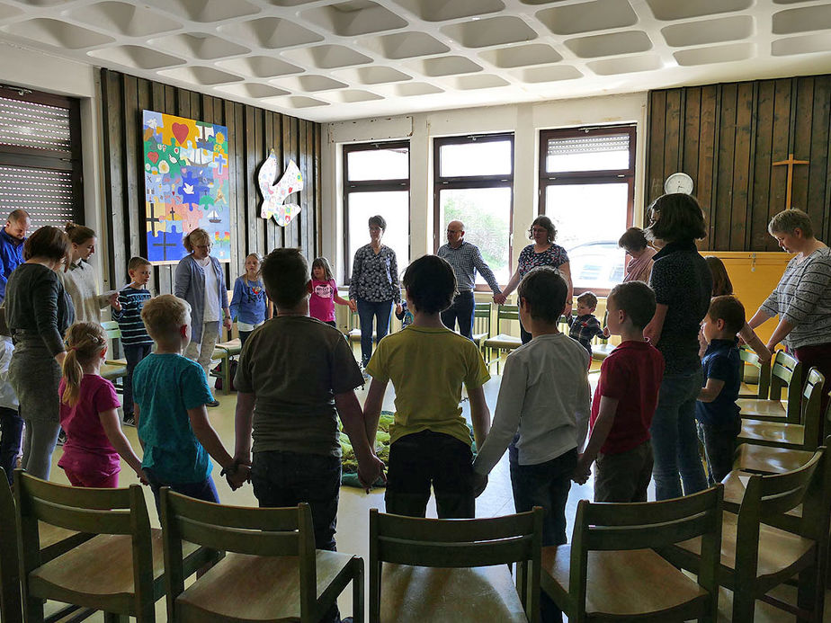 Kinderkarfreitagsliturgie im Gemeindezentrum (Foto: Karl-Franz Thiede)